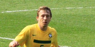 Lucas Leiva fonte foto: Di Ronnie Macdonald - Flickr: Lucas Leiva, Scott Brown and Ramires 1, CC BY 2.0, https://commons.wikimedia.org/w/index.php?curid=15171472