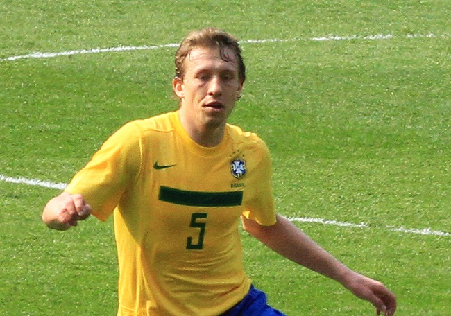 Lucas Leiva fonte foto: Di Ronnie Macdonald - Flickr: Lucas Leiva, Scott Brown and Ramires 1, CC BY 2.0, https://commons.wikimedia.org/w/index.php?curid=15171472
