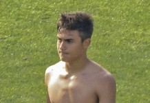 Paulo Dybala, fonte Di Photo by Alessandra De Luca from ItaliaCropped and retouched by Danyele - IMG_1586 (original photo), CC BY 2.0, https://commons.wikimedia.org/w/index.php?curid=47013405