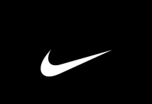 Logo Nike, fonte By Carolyn Davidson, Public Domain, https://commons.wikimedia.org/w/index.php?curid=8978146