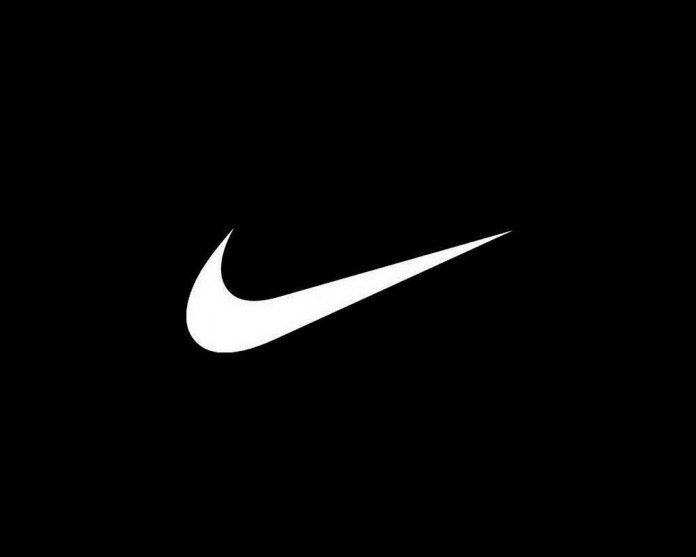 Logo Nike, fonte By Carolyn Davidson, Public Domain, https://commons.wikimedia.org/w/index.php?curid=8978146