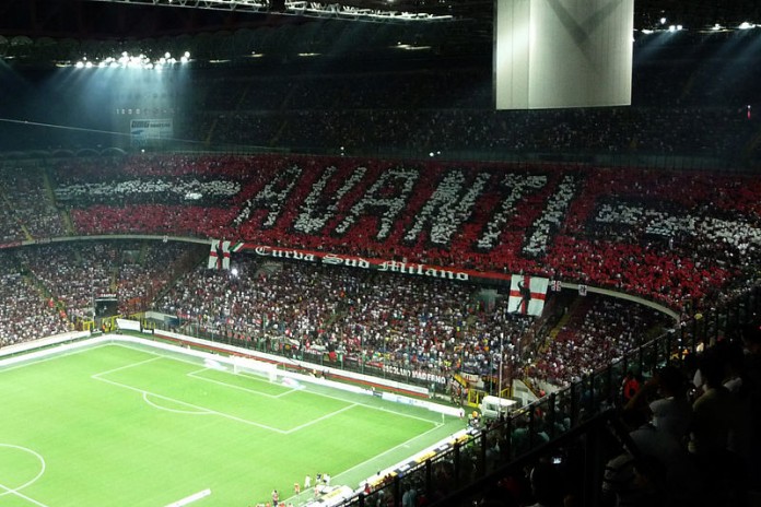 Stadio San Siro, curva del Milan, fonte By nobbiwan - Flickr: 2009-08 Derby- AC Milan vs Inter at San Siro (13 of 19), CC BY 2.0, https://commons.wikimedia.org/w/index.php?curid=20781954