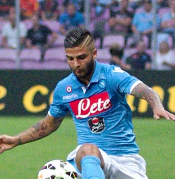 Lorenzo Insigne fonte foto: Di Photo by Clément Bucco-LechatCropped by Danyele - Original photo, CC BY-SA 3.0, https://commons.wikimedia.org/w/index.php?curid=57130305