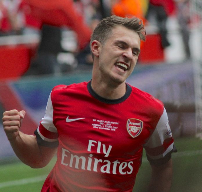 Ramsey fonte By Ronnie Macdonald from Chelmsford, United Kingdom - Aaron Ramsey celebrates his goal, CC BY 2.0, https://commons.wikimedia.org/w/index.php?curid=28492067