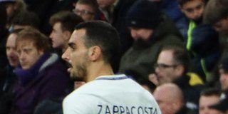 Zappacosta, Chelsea, fonte Di @cfcunofficial (Chelsea Debs) London from London, UK - West Brom 0 Chelsea 4, CC BY-SA 2.0, https://commons.wikimedia.org/w/index.php?curid=64197832