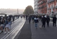 Gente in strada, via Partenope, Napoli