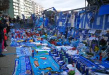 L'omaggio a Diego Armando Maradona, fuori lo stadio - Foto di DailyNews24